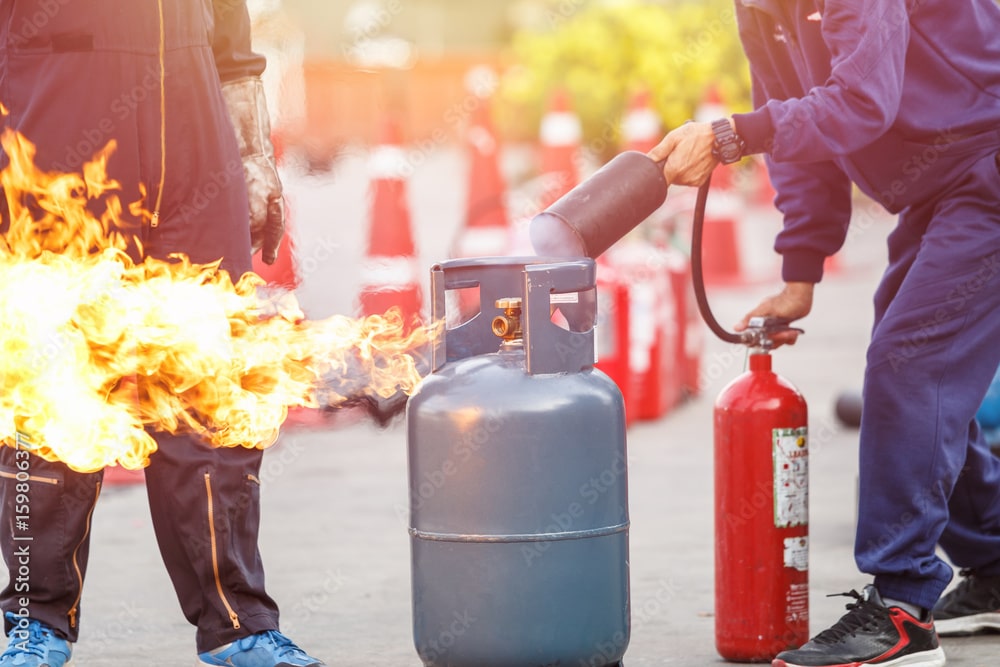 Image Extincteur et bouteille de gaz en centre de formation